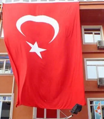 BİNA ÖNÜ BAYRAK