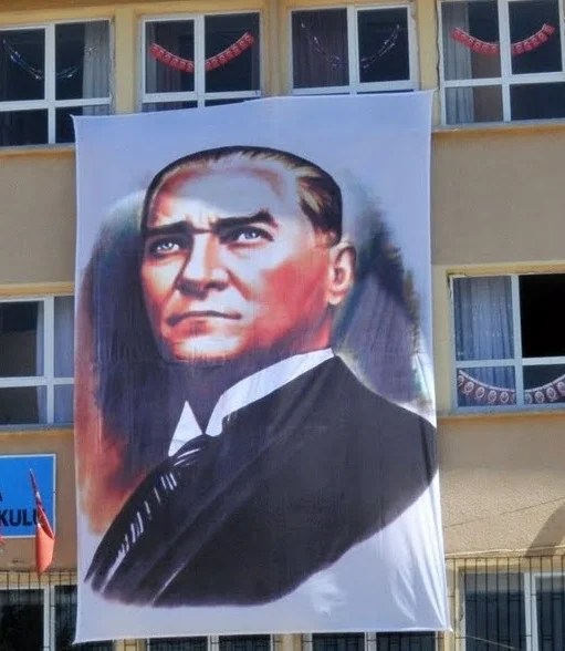 BİNA ÖNÜ ATATÜRK POSTERİ