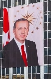 BİNA ÖNÜ R. T. ERDOĞAN POSTERİ