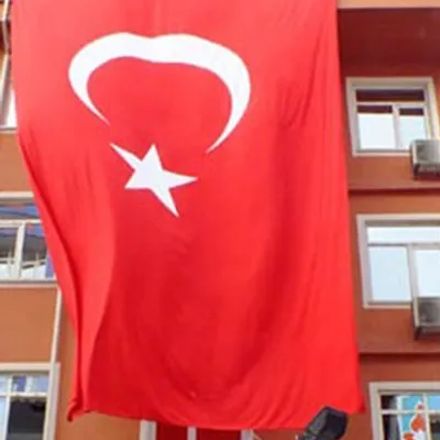 BİNA ÖNÜ BAYRAK