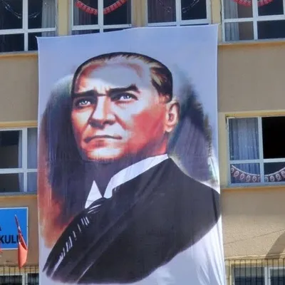 BİNA ÖNÜ ATATÜRK POSTERİ