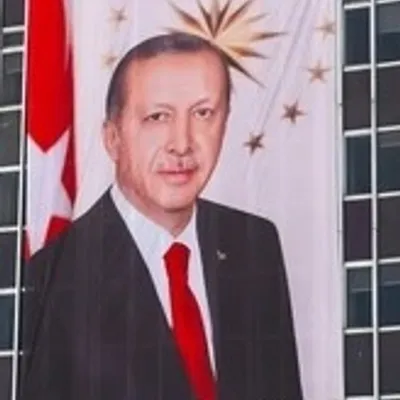 BİNA ÖNÜ R. T. ERDOĞAN POSTERİ